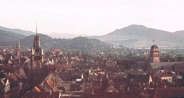 Blick über das historische Freiburg in Richtung Martinstor und Schönberg. Foto: Augustinermuseum Freiburg, Sammlung Fehrenbach, Inv. 2016/0.81