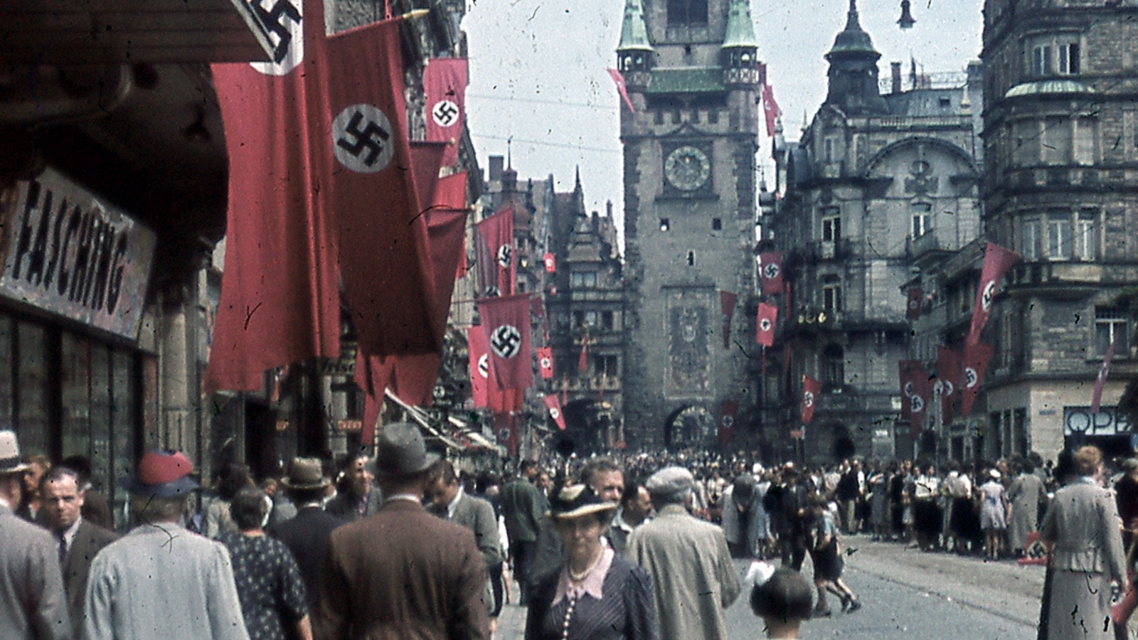 Truppenparade 1940 / Quelle: Stadtarchiv Freiburg, M74_Dia 01 Truppenparade 1940