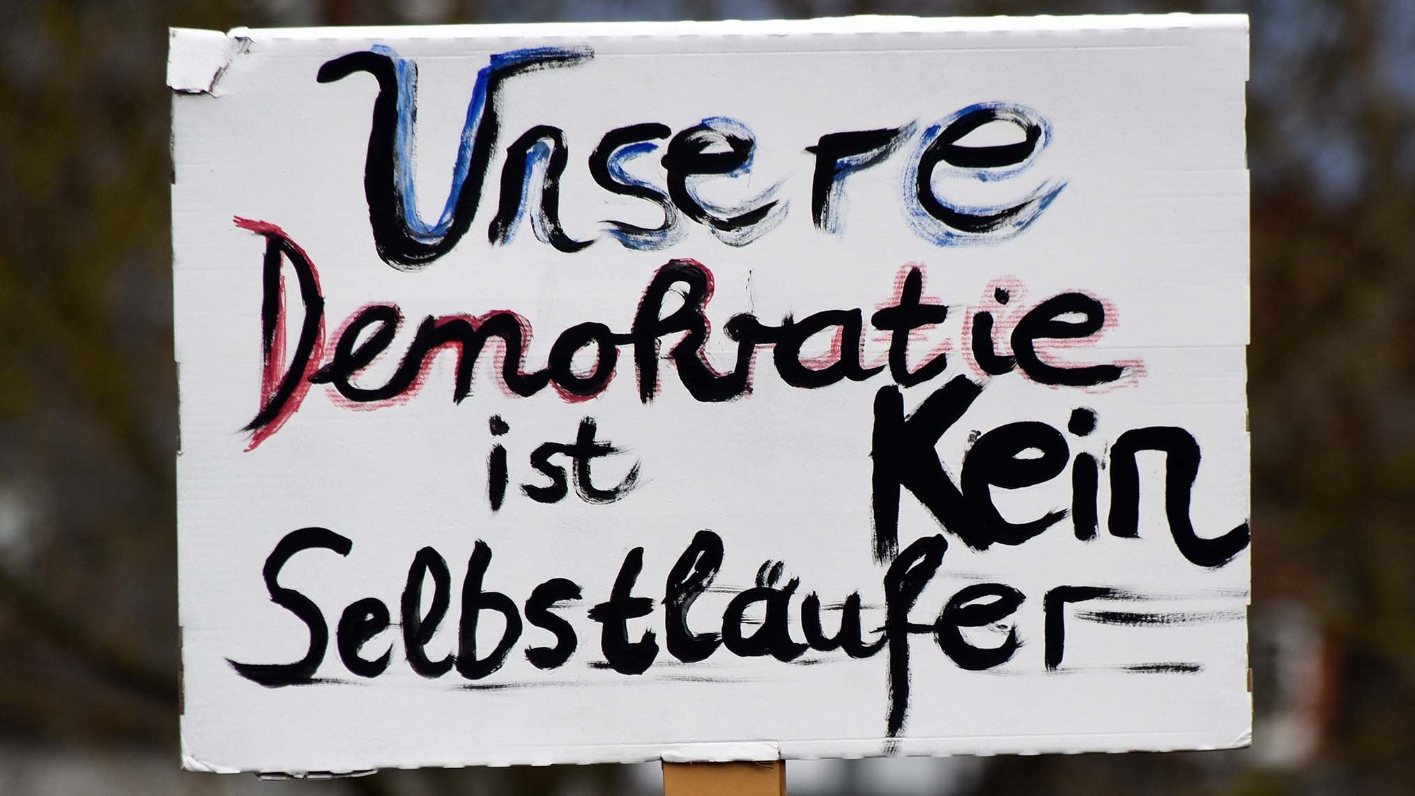 demokratie_schild_kein-selbstlaeufer